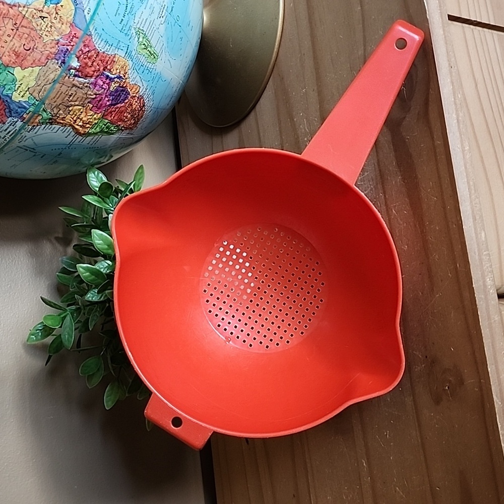 Vintage Tupperware Double Spout  colander